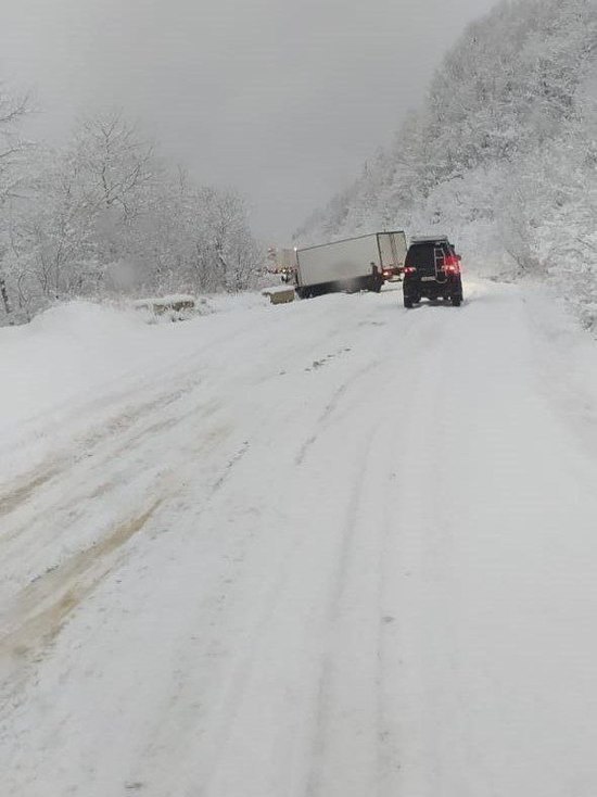 Из-за снегопада в Приморье помощь понадобилась пассажирам автобуса