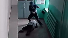 Нападение с ножом на пенсионерку в Омске попало на видео