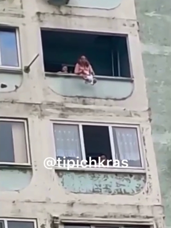 СУ СК: в Туапсинском районе женщина перевесила 2-месячного сына через перила балкона многоэтажки