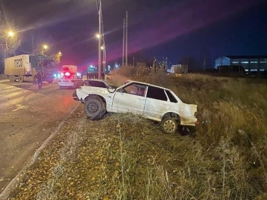 В Ижевске легковушка столкнулась с разворачивающимся КамАЗом