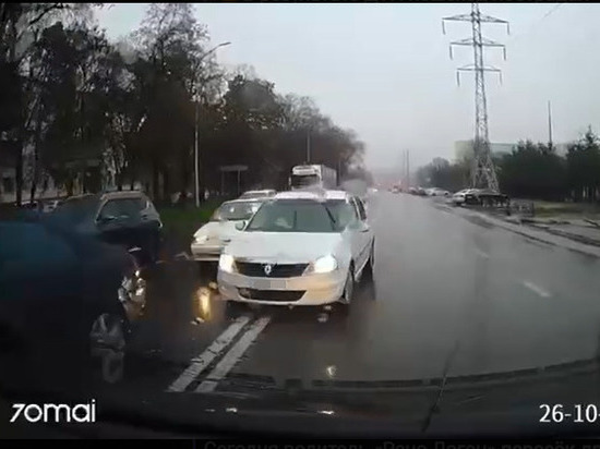 В Белгороде водитель может лишиться прав за пересечение двойной сплошной и выезд на «встречку»