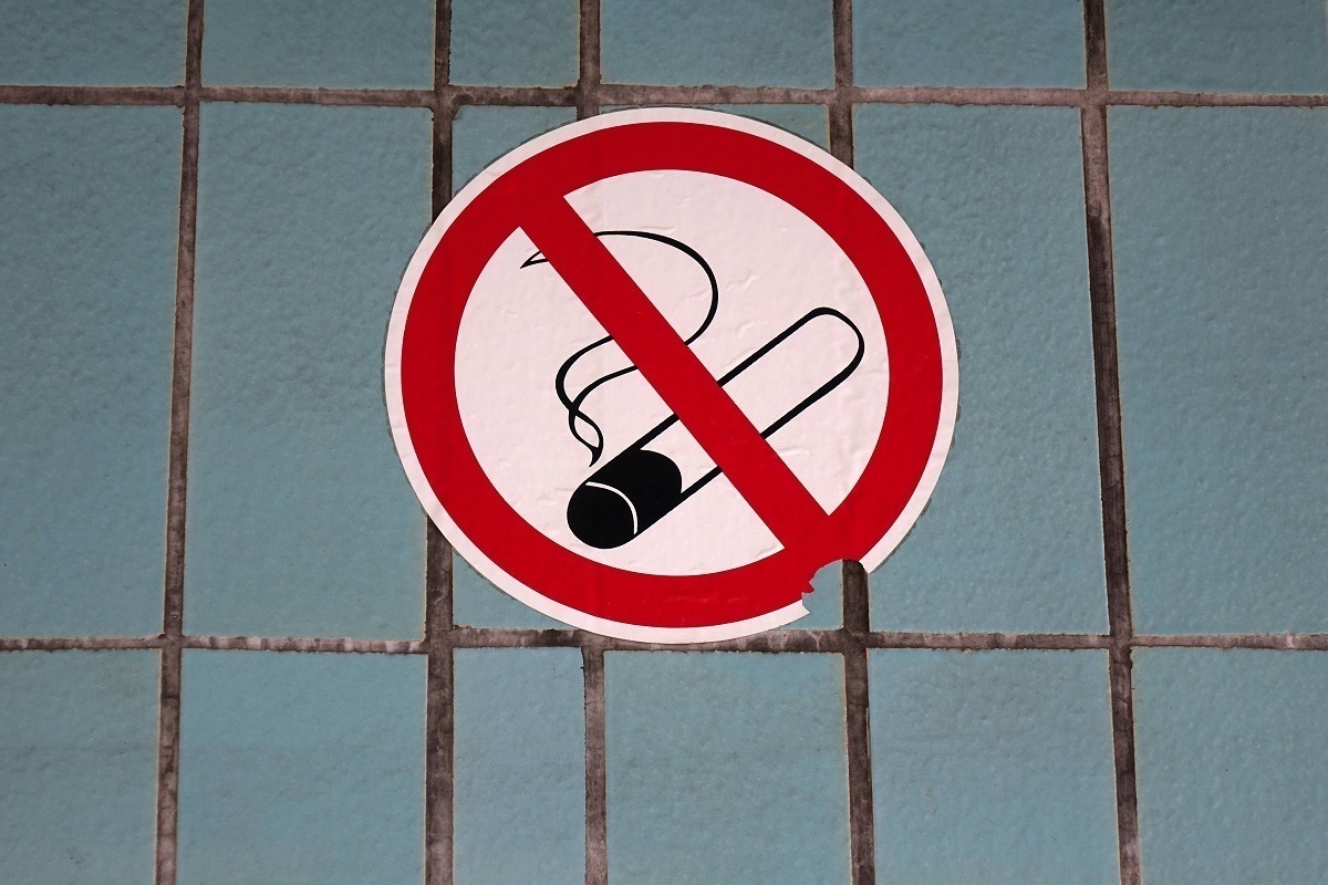 Курить на балконе запрещено. Rauchen verboten шрифт. На мосту не курить. Запрет на курение в бутане.