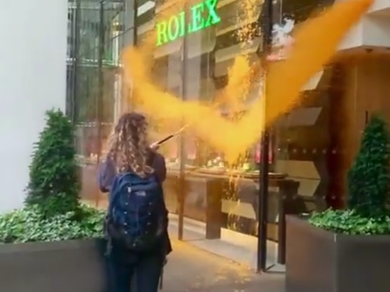 В Лондоне экоактивисты закрасили фасад бутика Rolex