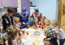 Для воспитанников школы-интерната «Абсолют» городского округа Серпухов провели кулинарный мастер-класс