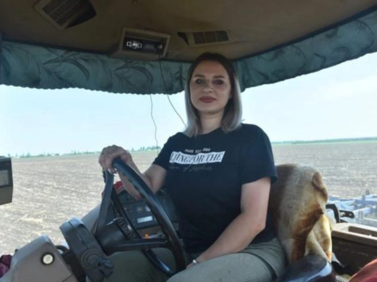 Заменила мобилизованных мужчин; 24-летняя Дарья на Донбассе освоила комбайн