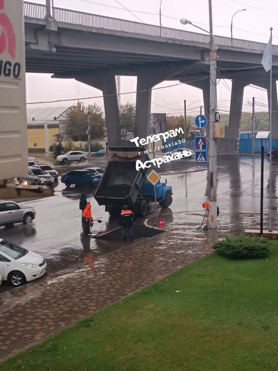 Астраханцы не могут сдержать возмущения: дорожники укладывают асфальт в дождь
