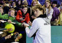 Выставочный турнир Diriyah Tennis Cup пройдет в Эр-Рияде с 8 по 10 декабря, и главными звездами там станут россиянин Даниил Медведев и немец Александр Зверев. Но если к Медведеву пока никто не обращается с вопросами об участии, то Зверева уже обвинили в том, что он стал «марионеткой в руках нефтяных шейхов» из Саудовской Аравии. «МК-Спорт» рассказывает подробности.
