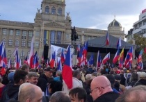 На митинг на Врацлавской площади в Праге собрались десятки тысяч людей