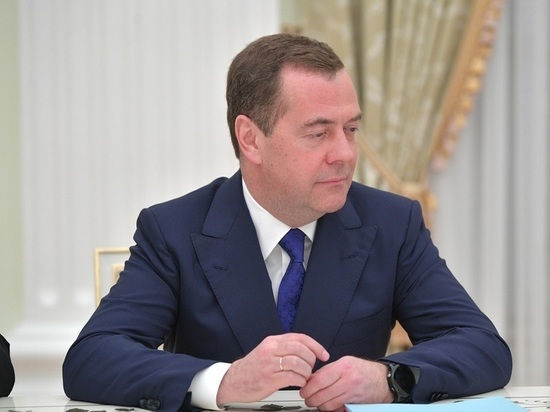 Медведев посоветовал полякам использовать счет к СССР по прямому назначению