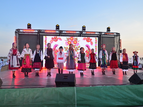 Этно-Крым: на сцене у берега Черного моря звучат национальные песни