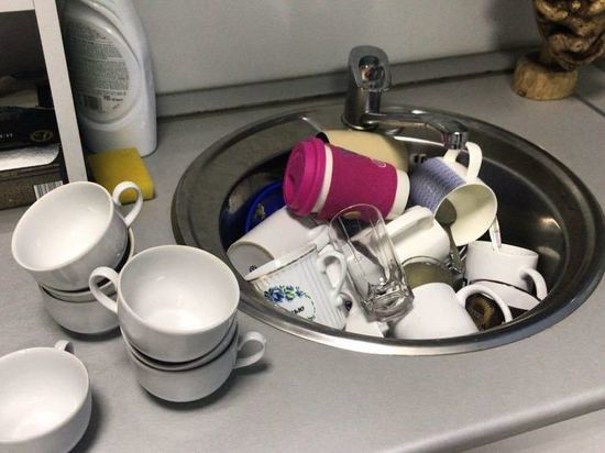 Британка попросила украинскую беженку помыть за собой посуду и получила обвинение