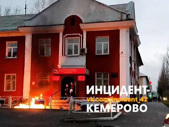 Неизвестная кинула в здание кемеровского военкомата бутылки с зажигательной смесью