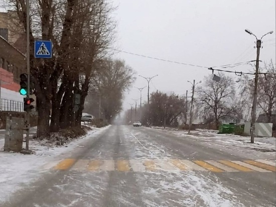 Новосибирские водители пожаловались на снег и гололед на дорогах