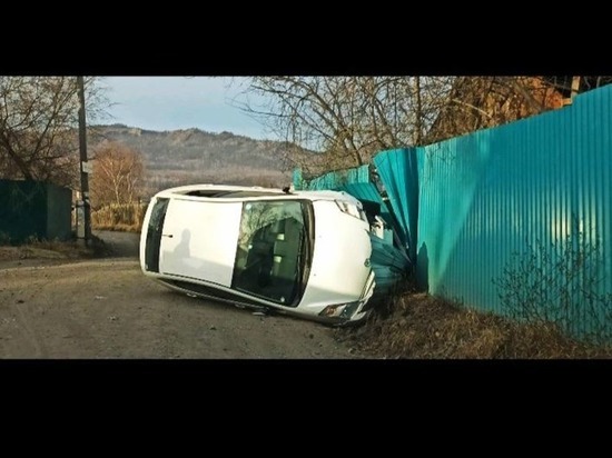 Toyota врезалась в забор и опрокинулась на бок в Ингодинском районе Читы
