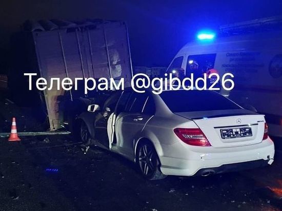 На Ставрополье погиб водитель «Мерседеса» в аварии с грузовиком