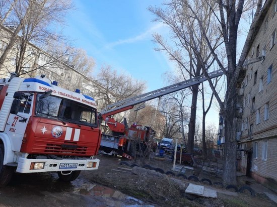 В Саратове загорелась баня в 3-х этажном доме и хозпостройки