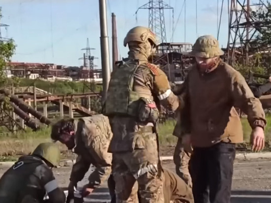 Попавшие в плен украинские боевики закрашивают свои националистические татуировки