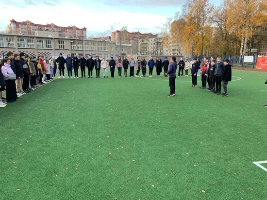 Псковские школьники попробовали силы в воркауте под присмотром профессионалов