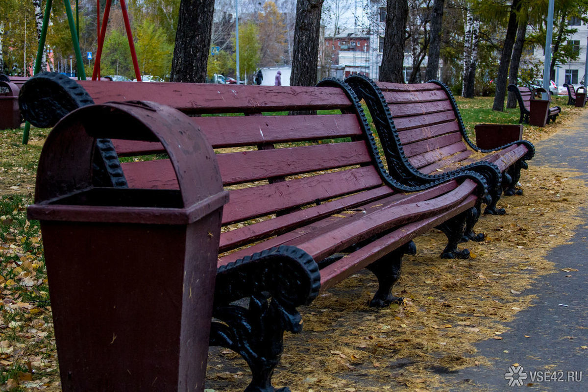 Скамейка в сквере