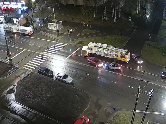 Два автомобиля, микроавтобус и троллейбус создали транспортный коллапс в Петрозаводске