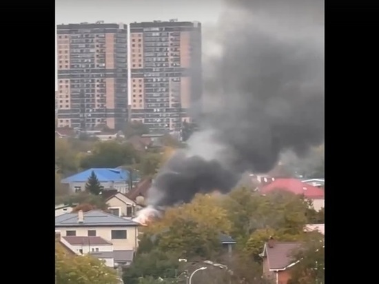 В Ленинском районе Ростова сгорел автосервис с тремя машинами