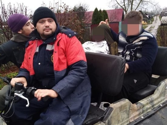 Спасатели нашли в лесу под Волосово бабушку, которая пропала день назад