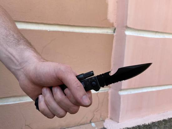 Неизвестный чуть не убил 20-летнего парня, напав на него с ножом в Мурино