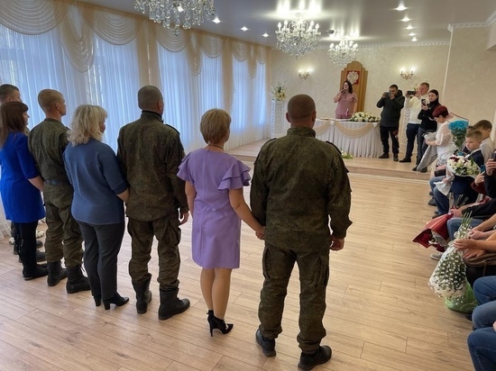 В Чебаркуле четверо мобилизованных зарегистрировали брак