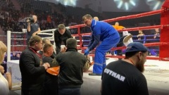 Джеффа Монсона выносят с ринга в Хабаровске