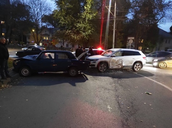 В Ростове на Шолохова в столкновении автомобилей пострадали два человека