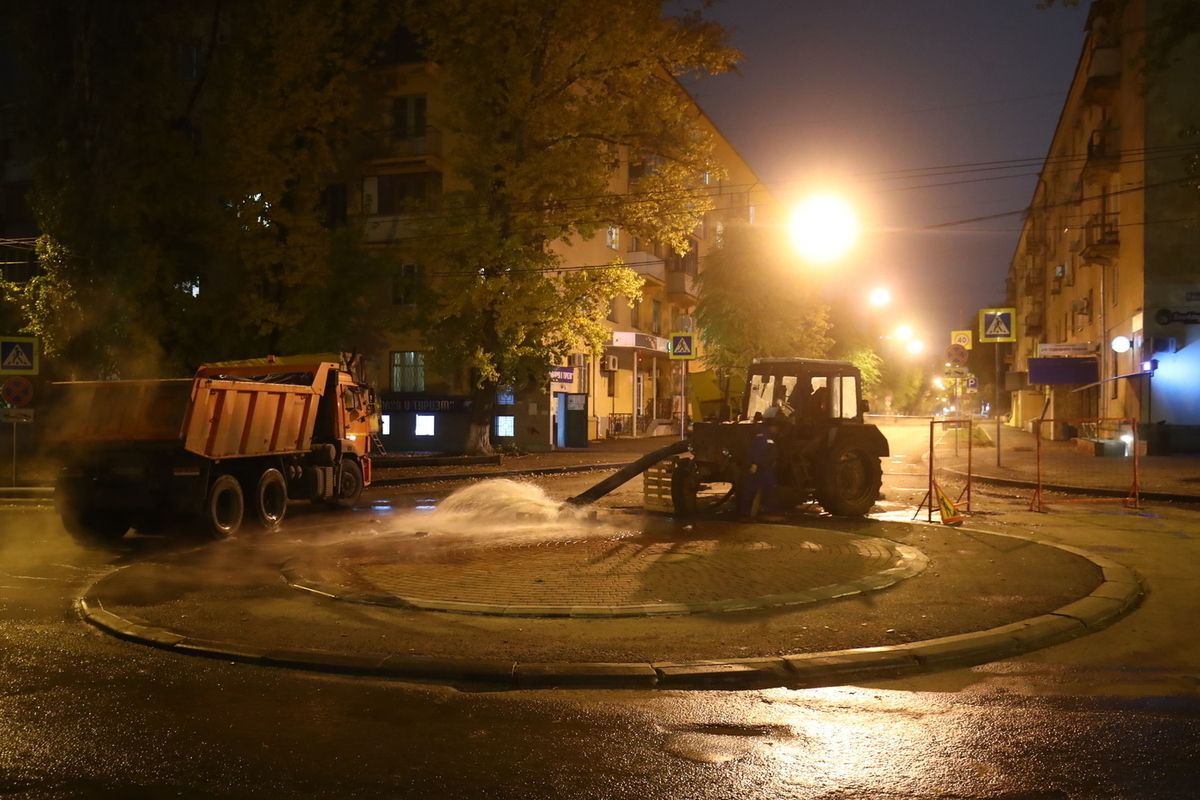 Кома октябрь. Прорыв канализации в Волгограде. Авария канализации в Волгограде. Волгоград канализационные сети.