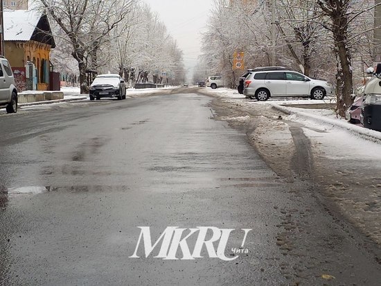 На уборку снега с улиц в Чите могут выйти 11 машин спецтехники