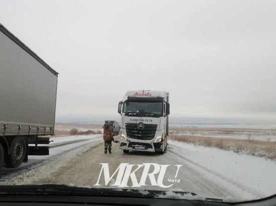 Около 20 фур «встали» в Черновском районе Читы  из-за гололеда