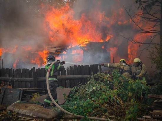 Частный дом загорелся в Барнауле на улице Матросова