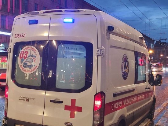 Мужчину госпитализировали после пожара на Адмиралтейской улице в Колпино