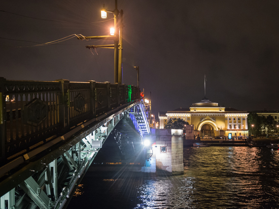 Разводку мостов в Петербурге отменили из-за шторма в ночь на 30 октября