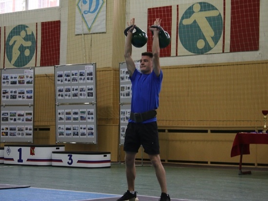 Новгородские спасатели выступили на межрегиональных соревнованиях по гиревому спорту
