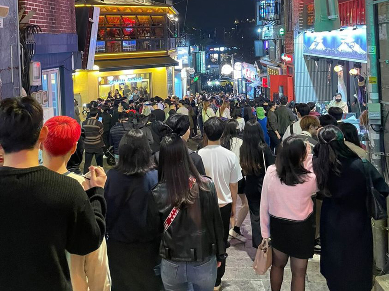 Сеул за два часа до трагедии: кадры празднования Хэллоуина и давки