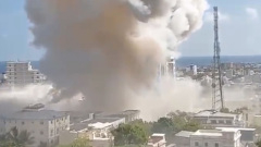 Взрыв в Сомали унес жизни почти 100 человек: видео теракта