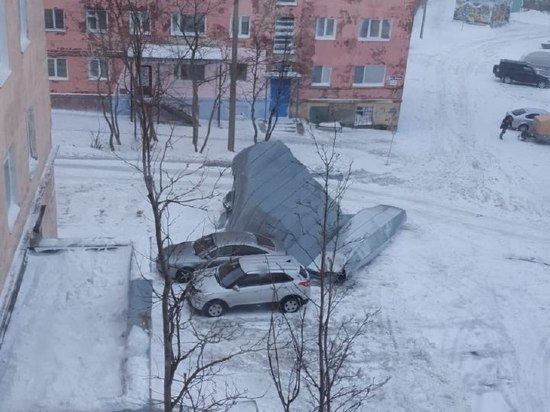 Ветер снес крышу дома в Кировске
