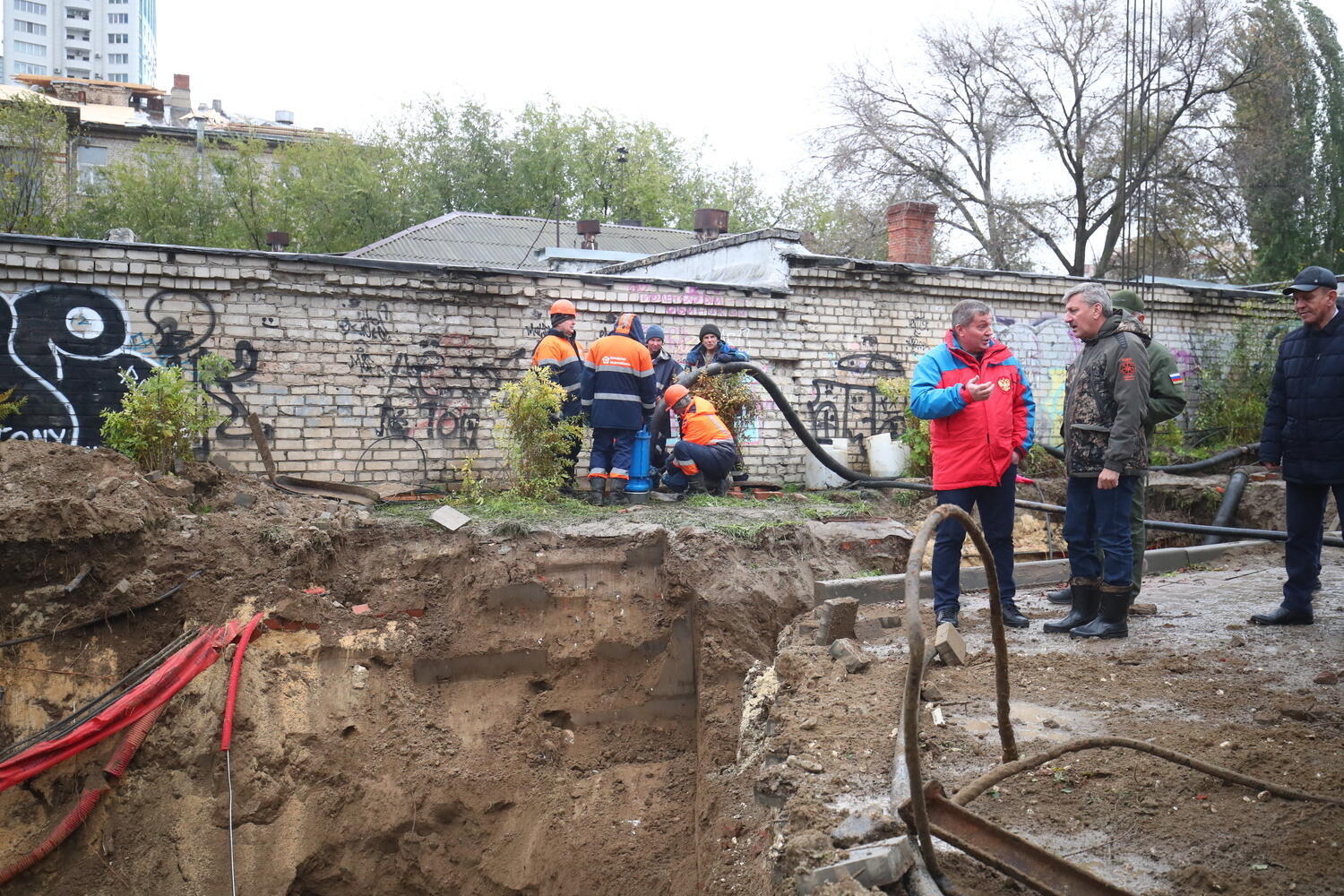 канализационный коллектор. прорыв канализации в волгограде. прорыв волгоград. парк пахмутовой волгоград. прорвало трубу волгоград.