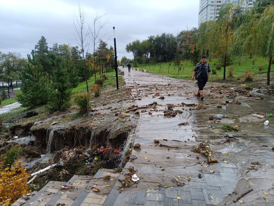 авария канализации в волгограде. в волгограде прорвало канализацию 2022. канализационный коллектор. сквер волгоград. канализация.