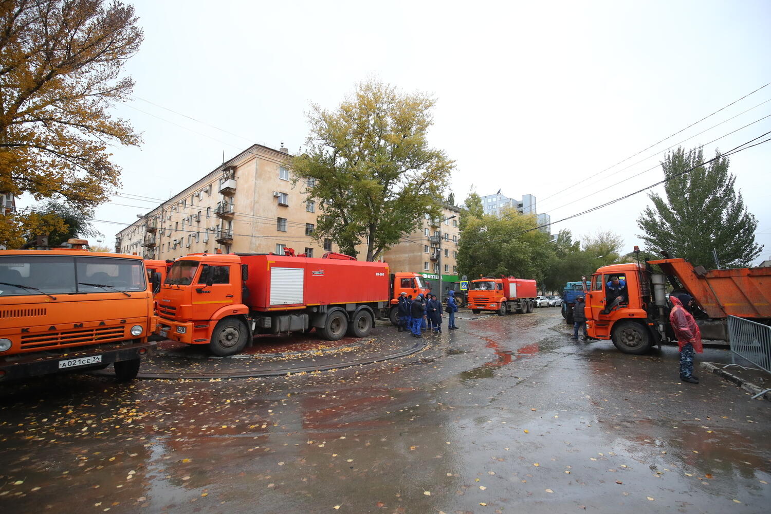 В центре Волгограда иномарка врезалась в столб и заехала на тротуар у кафе - KP.
