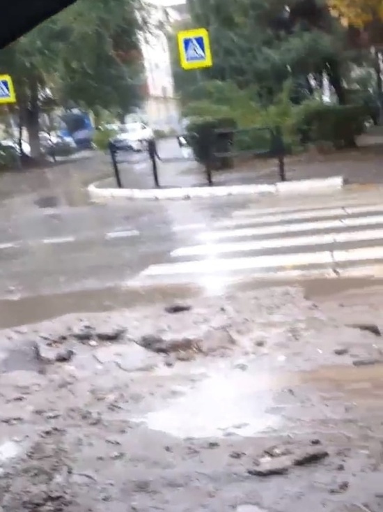 Астраханка пожаловалась в социальных сетях на раскопанный тротуар