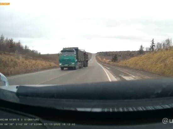 Опасная езда водителя КамАза на Сахалине попала на видео