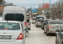 На дорогах Читы из-за гололёда и выпавшего снега образовались длинные пробки