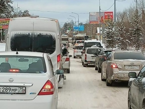 Пробки на дорогах образовались из-за гололёда в Чите
