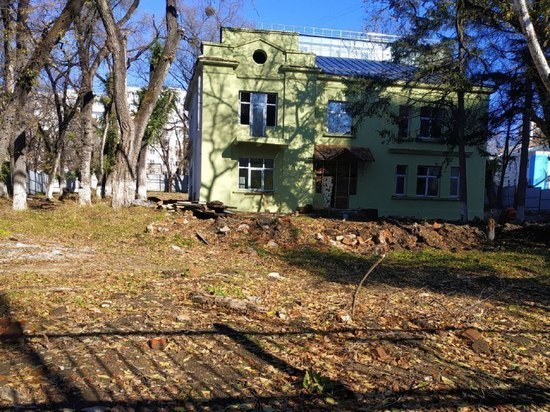 Строение печального вида давно стало достопримечательностью улицы Шеронова