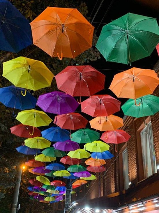 В центре Владикавказа появилась улица разноцветных зонтиков