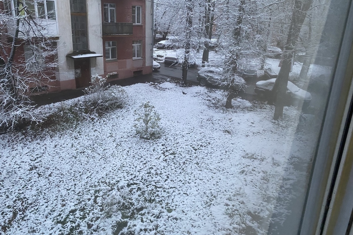 В россии выпадет снег. Первый снег в городе. Выпал первый снег. Первый снег во дворе. Снег и град.